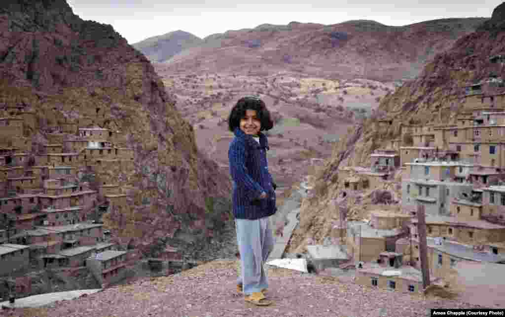 Курдская девочка из деревни Паланган. В горной местности склоны настолько крутые, что порой крыши домов используют как дворики соседи сверху