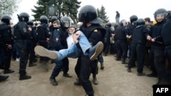 Аресты протестующих в Петербурге на Марсовом поле 12 июня 