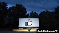 Знак "like" у штаб-квартиры Facebook в Менло Парк, Калифорния, США