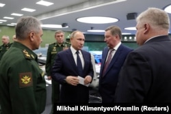 Президент России Владимир Путин с Сергеем Ивановым, спецпредставителем президента по вопросам природоохранной деятельности, в момент испытаний новой российской гиперзвуковой ракетной системы "Авангард", Москва, Россия, 26 декабря 2018 года. Фото REUTERS