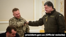 В 2014 году Сергей Коротких, воевавший в составе батальона "Азов", получил гражданство из рук президента Украины Петра Порошенко