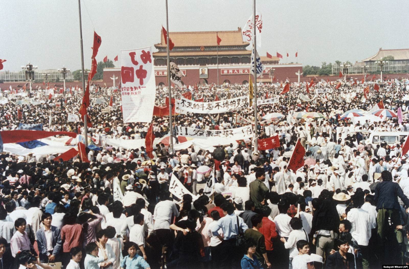 протест на площади тяньаньмэнь