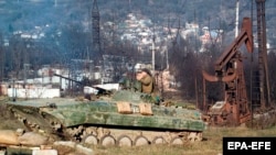 Российские военные на позиции в Старопромысловском районе Грозного, 25 декабря 1999 года