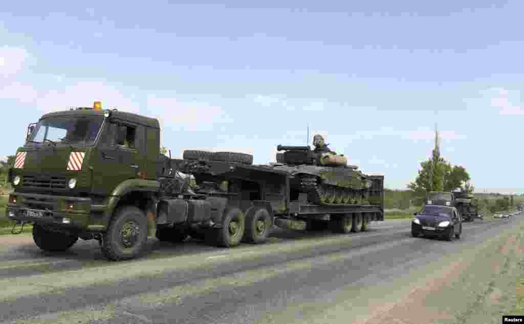 Грузовики перевозят танки по трассе на российско-украинской границе.&nbsp;​&nbsp;За три месяца количество техники на полигоне Кузьминский в Ростовской области увеличилось примерно в три раза