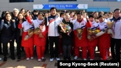 Сборная Северной Кореи по хоккею прибыла в тренировочный центр в Южной Корее, 25 января 2018