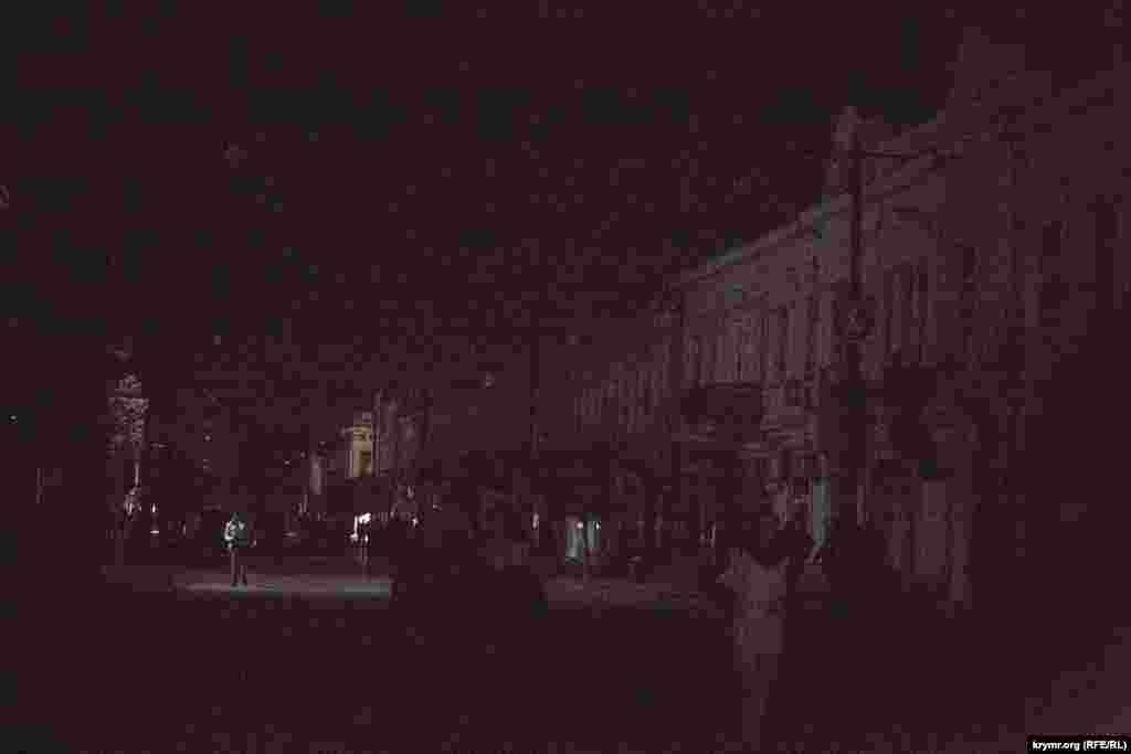 Улица Карла Маркса в Симферополе, которая ранее освещалась множеством городских фонарей, погружена во тьму