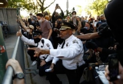 Замглавы полицейского департамента Филадельфии Мелвин Синглтон опускается на колено во время акции 1 июня 2020 года.