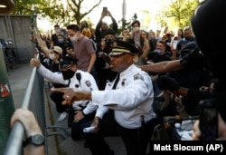 Замглавы полицейского департамента Филадельфии Мелвин Синглтон опускается на колено во время акции 1 июня 2020 года.