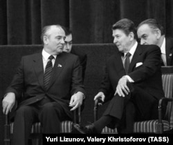 Генеральный секретарь ЦК КПСС Михаил Горбачев и президент США Рональд Рейган (справа) в международном пресс-центре, Швейцария. Женева, 21 ноября 1985