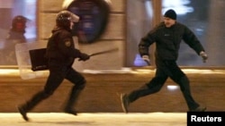 ОМОН преследует участника протестного митинга после оглашения результатов президентских выборов, на которых Александр Лукашенко избрался на четвертый срок. Минск, 19 декабря 2010 года