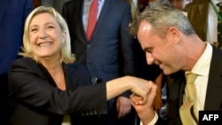 Кандидат от ультраправой "Партии Свободы" Норберт Хофер приветствует лидера "Национального фронта" Франции Марин Ле Пен
