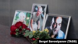 Цветы у Дома журналиста в память о троих убитых в Центральноафриканской Республике журналистах