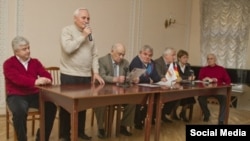 Борис Кочиев (в центре, сидит), фото viktoria-osset.livejournal.com