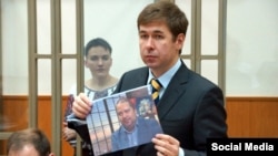 Адвокат Надежды Савченко Илья Новиков демонстрирует суду фотографию бывшего сотрудника АП РФ Павла Карпова