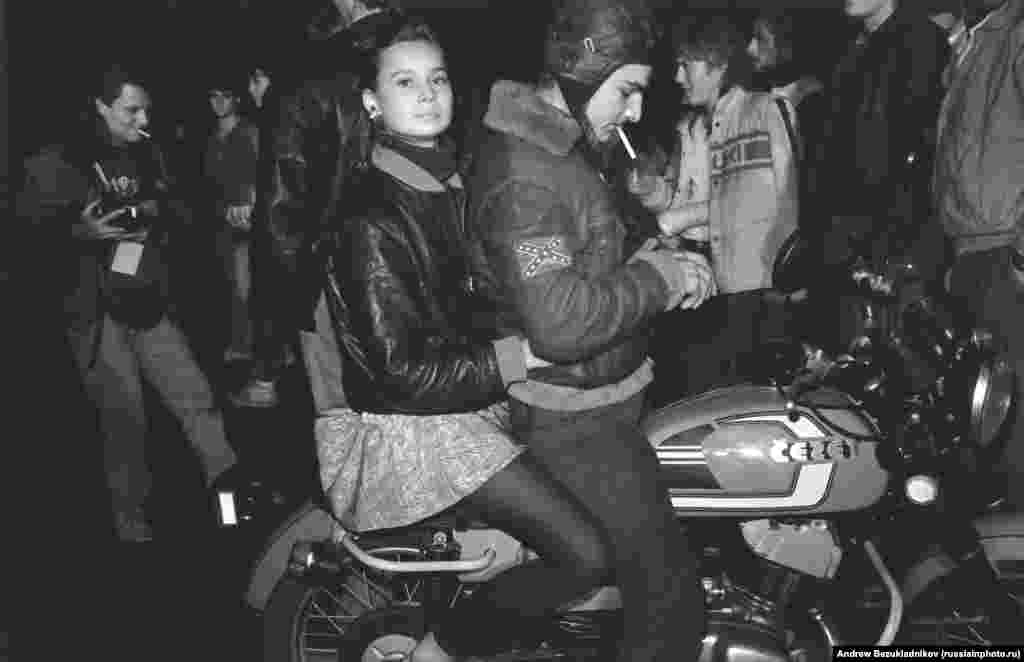 Подростки советские, мотоцикл чешский, но флаг &ndash; Конфедеративных Штатов Америки. Байкеры на улицах Москвы, 1989 год
