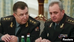 Виктор Муженко (справа) с бывшим министром обороны Украины Степаном Полтораком