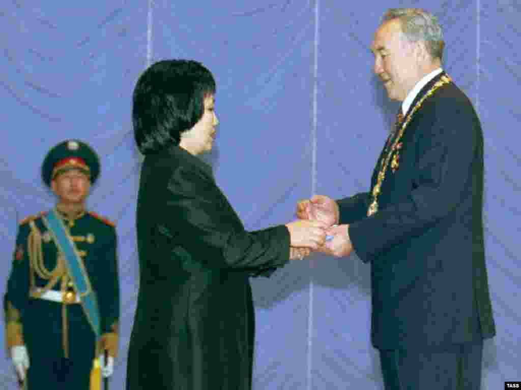 Нурсултан Назарбаев получил из рук председателя Центральной избирательной комиссии Загипы Балиевой удостоверение президента. 20 января 1999 года.