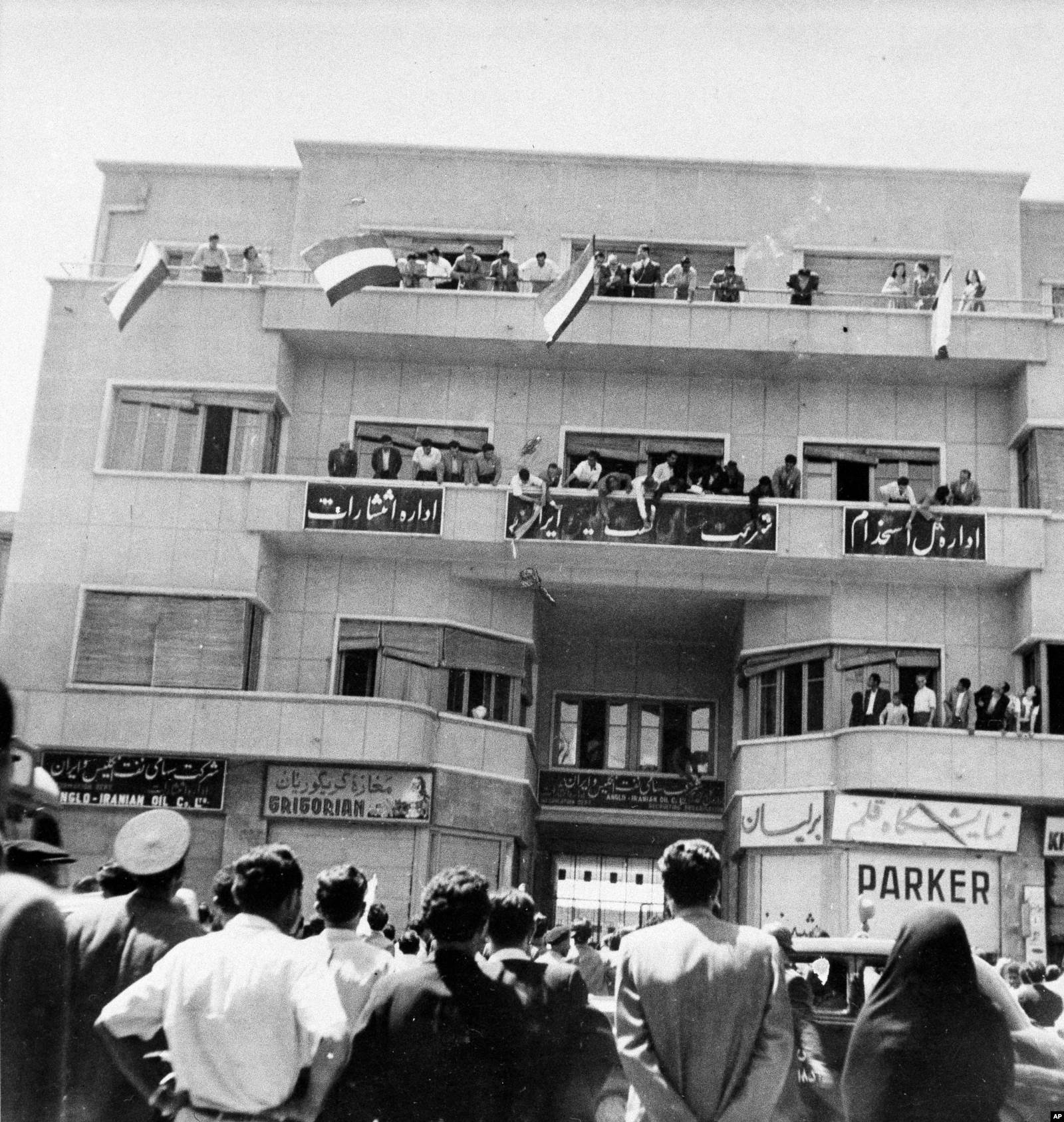 Протестующие на балконах здания информационного центра Англо-персидской нефтяной компании. Они захватили здание и оторвали от знака английское название, оставив лишь написание вязью. 22 июня 1951