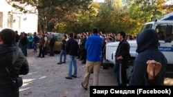 Акция под стенами суда, где проходил суд над крымскими татарами, задержанными в Бахчисарае