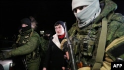Надежда Савченко во время поездки в Донецк 
