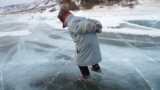 Как 76-летняя пенсионерка рассекает по Байкалу на коньках