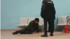 В Башкирии уволили полицейского, который на вокзале сбросил с лавки пожилого мужчину