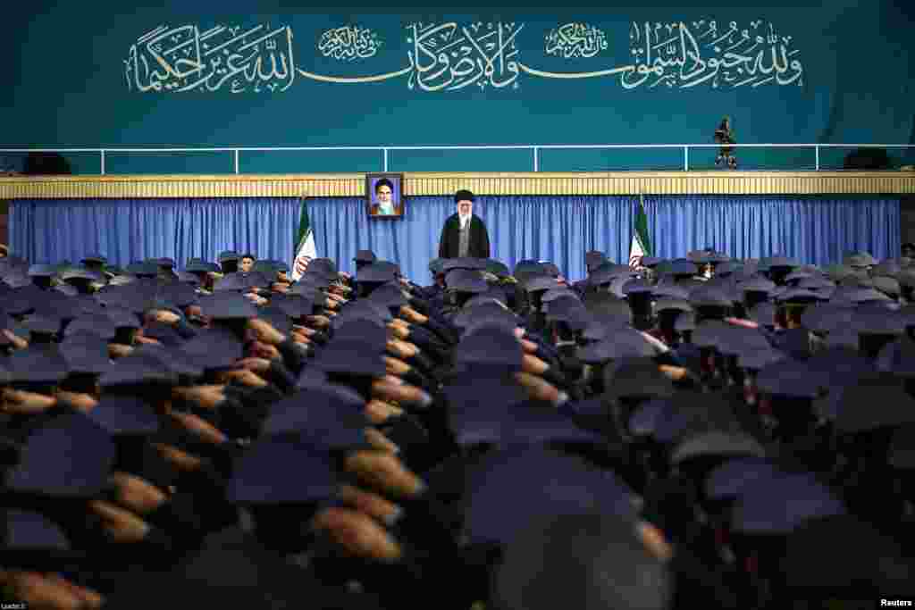 Верховный лидер Ирана аятолла Али Хаменеи выступает с речью на встрече с командованием в Тегеране, 7 февраля&nbsp;(Reuters)