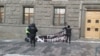 В Москве у здания ФСБ задержали четверых активистов. Они пытались развернуть баннер "Государство – террорист"