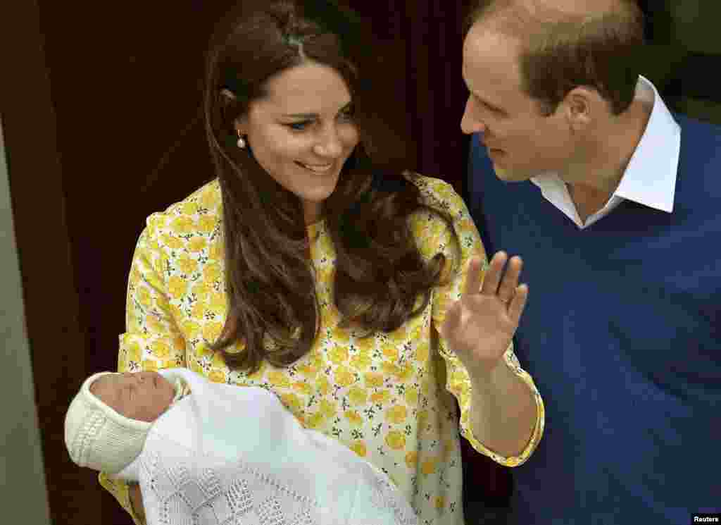 Принц Уильям и его жена, герцогиня Кембриджская с новорожденной принцессой 2 мая 2015 года&nbsp;