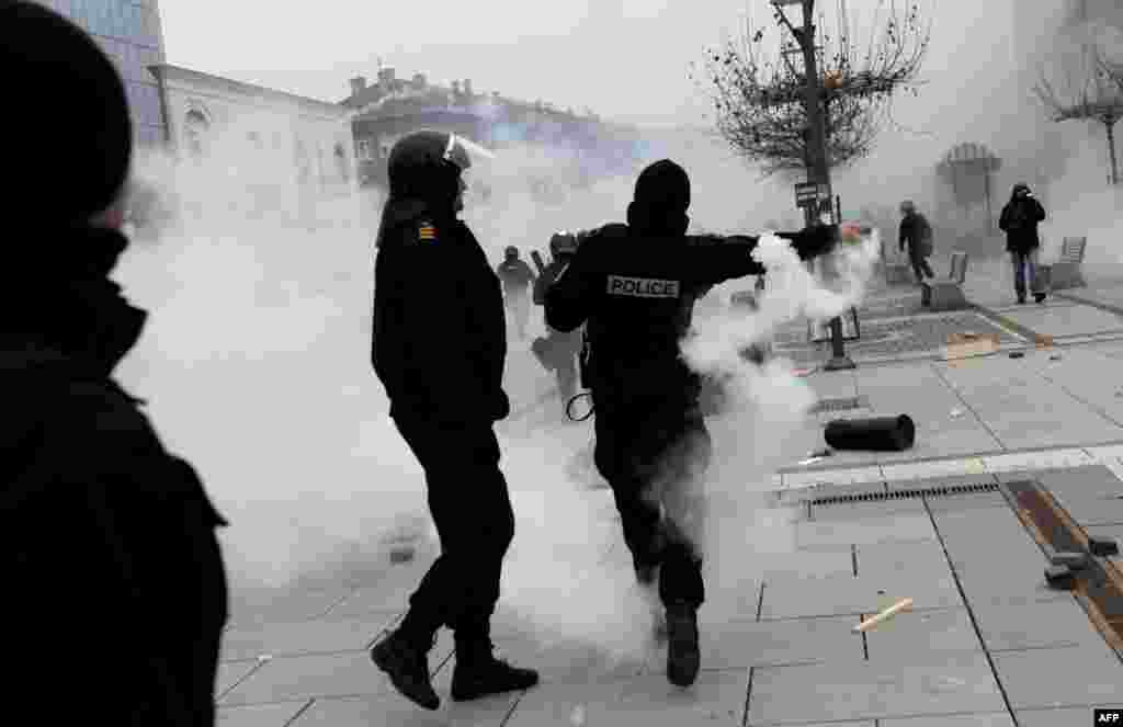 Полиция Косово использует слезоточивый газ во время столкновений с демонстрантами в Приштине 27 января (AFP/Armend Nimani)
