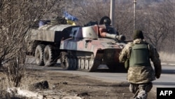Украинский танк неподалеку от Артемовска 22 февраля 2015 г 