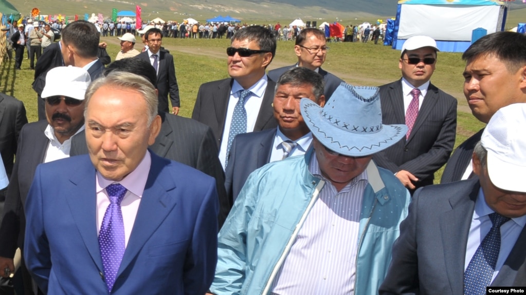 Нурсултан Назарбаев в бытность президентом Казахстана и его младший брат Болат (по его левую руку)