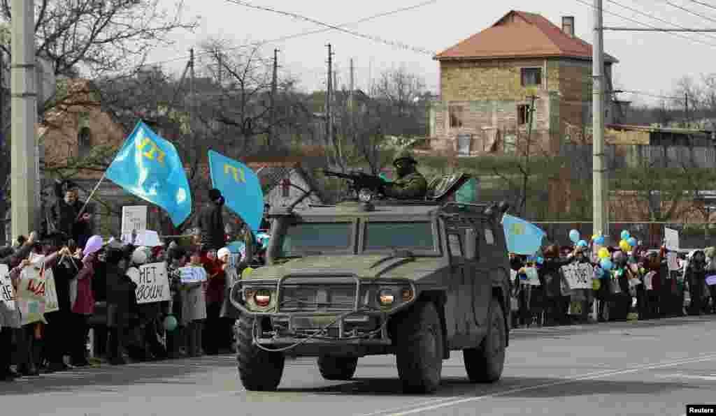 Одна из акций протеста крымских татар, проходивших по всему Крыму, против военной агрессии России, окраина Симферополя, 10 марта
