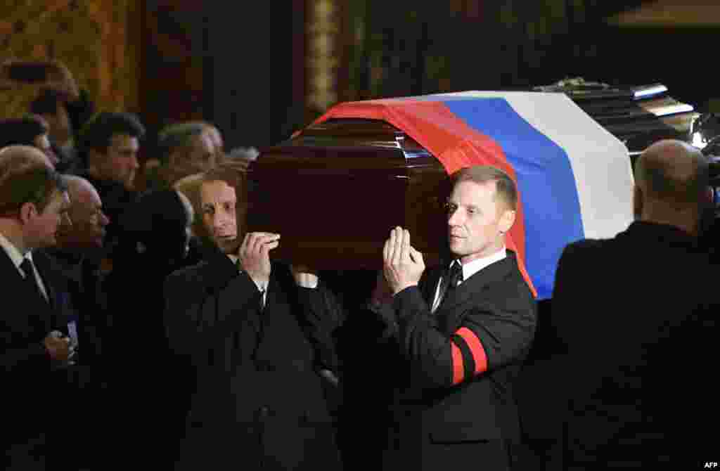 Гроб с телом Карлова после церемонии прощания в здании МИДа России перенесли в храм Христа Спасителя, 22 декабря