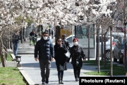 These pedestrians took advantage of a sunny spring day in March 2020 to walk in the streets of Yerevan, the Armenian capital.