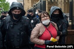 Задержание Юлии Галяминой 29 мая 2020 года. Фото: AP