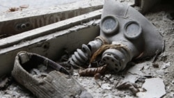 Детский противогаз в детсаду Припяти вблизи Чернобыльской АЭС, архивное фото