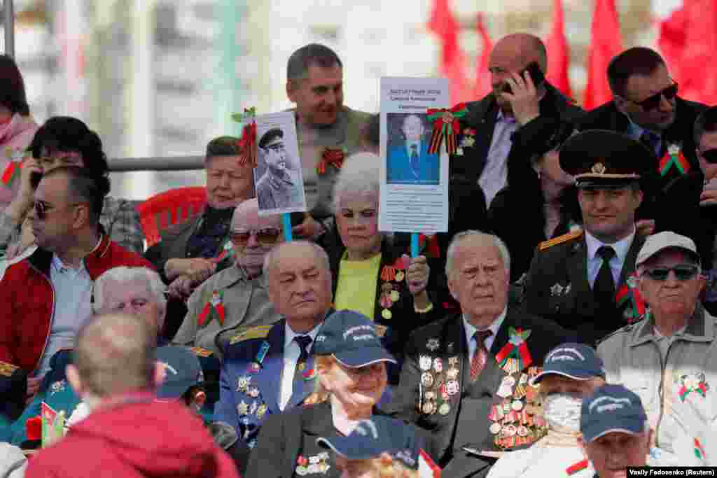 На парад без масок пришли также некоторые ветераны. Президент Лукашенко при этом перед праздником специально подчеркнул, что в этом году не будет привозить ветеранов на парад, опасаясь за их здоровье из-за коронавируса