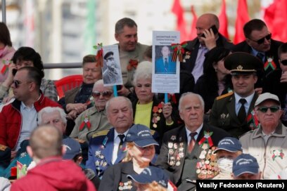 На парад без масок пришли также некоторые ветераны. Президент Лукашенко при этом перед праздником специально подчеркнул, что в этом году не будет привозить ветеранов на парад, опасаясь за их здоровье из-за коронавируса