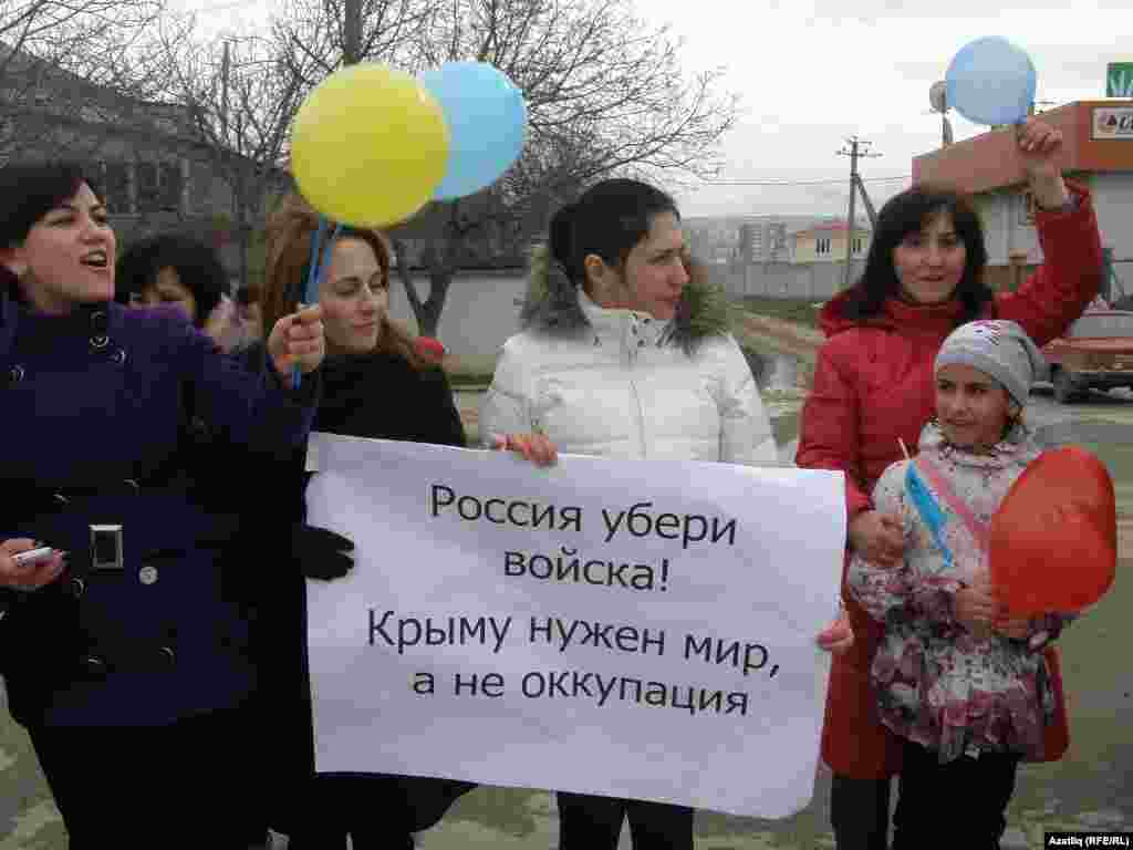 Женщины на митинге против войны и оккупации, за мир и единство Украины, Симферополь, 8 марта