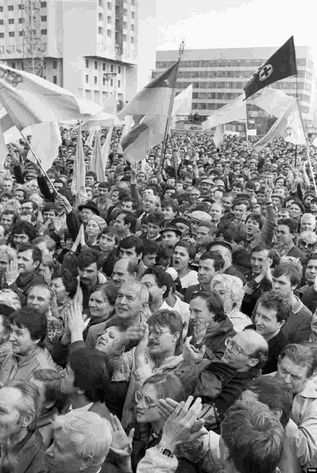 A demonstration in Kyiv in October 1989, organized by the People&#39;s Movement of Ukraine (Rukh).