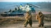 Приезд военкоров и эвакуация семей: какие признаки эскалации на Донбассе видят в Украине