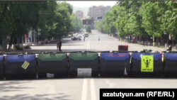 Баррикады из мусорных баков на проспекте Баграмяна в Ереване
