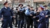 Новые задержания в Казахстане: полиция и неизвестные люди мешали корреспондентам показывать протесты 
