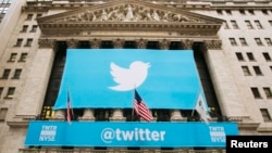 Логотип "Твиттер" на здании Нью-Йоркской фондовой биржи