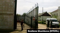 Ворота здания следственного изолятора Комитета национальной безопасности Казахстана, архивное фото