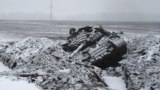 Подбитый сепаратистами танк украинской армии вблизи Угрегорска, 9 февраля 2015 