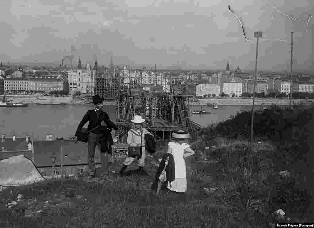 Дети на горе Геллерт. На заднем фоне&nbsp;&ndash;&nbsp;Мост Эржебет во время реконструкции. 1900 год