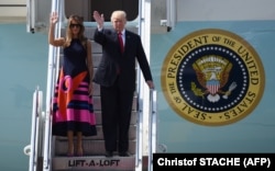Президент США Дональд Трамп и Первая леди Мелания сходят по трапу самолета в Гамбурге