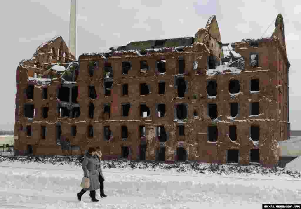 Однако часть руин была специально сохранена для напоминания о боях 1942-1943 годов (фото сделано в 2013 году).&nbsp;